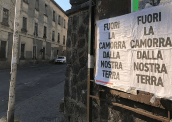 Frattamaggiore, dopo gli spari alle pizzerie, tappezzata di manifesti contro la camorra