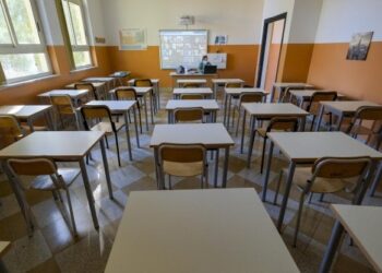 Il virus corre tra i banchi di scuola: il sindaco di Teverola chiude l’Istituto Comprensivo Ungaretti.