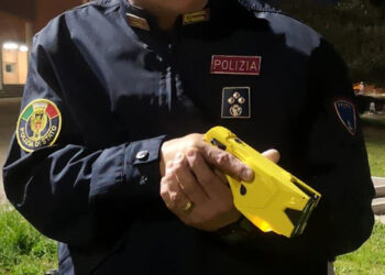 Polizia con le pistole elettriche: da lunedì 28 marzo a Caserta pattuglie con il taser