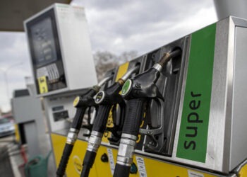 Benzina, da oggi scatta il taglio del prezzo: decreti in Gazzetta Ufficiale