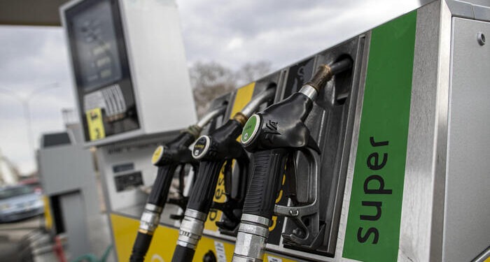 Il prezzo della benzina e del diesel sfonda la soglia dei 2 euro al litro nella maggior parte dei distributori di carburanti, Roma, 07 marzo 2022.ANSA/MASSIMO PERCOSSI