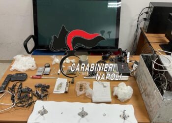 Caivano, spaccia droga mentre e ai domiciliari: in casa un’arma artigianale, pronta a sparare (Video)