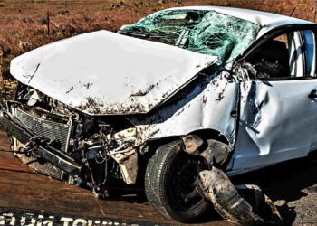 Brutto incidente nel Casertano, auto si schianta sul cavalcavia: due ragazzi feriti