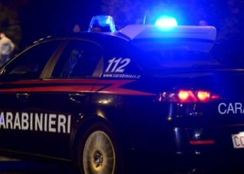 Cadavere carbonizzato in auto ad Acerra: indagini dei carabinieri per identificazione vittima