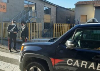 A scuola con le pistole finte per i video sui social: in un istituto superiore di Soccavo, a Napoli