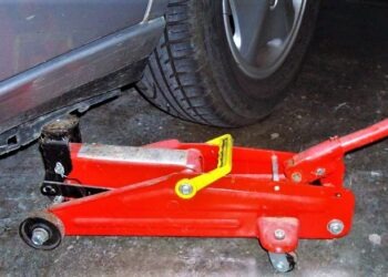 Dramma a Lusciano: padre di famiglia muore schiacciato sotto la sua auto