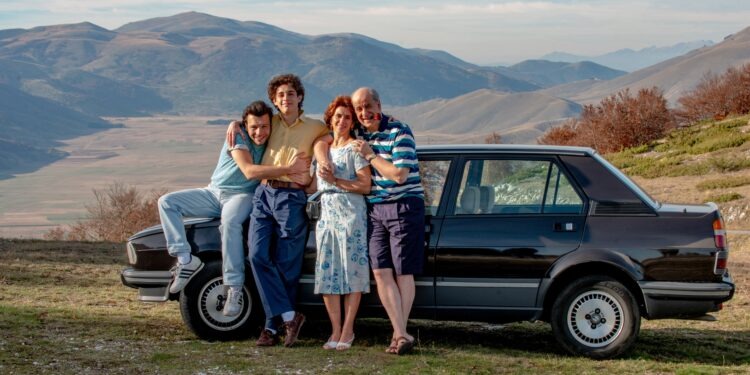 Set della serie Tv "E' stata la mano di Dio" di Paolo Sorrentino.Nella foto Filippo Scotti, Toni Servillo, Teresa Saponangelo e Marlon Joubert.Foto di Gianni FioritoQuesta fotografia è solo per uso editoriale e può essere riprodotta solo da pubblicazioni in concomitanza con la promozione della mostra "E' stata la mano di Dio". E’ obbligatoria la menzione  dell’autore- fotografo: Gianni Fiorito.Set of "The hand of God" by Paolo Sorrentino.In the picture Filippo Scotti, Toni Servillo, Teresa Saponangelo and Marlon Joubert.Photo by Gianni FioritoThis photograph is for editorial use only and can only be reproduced by publications in conjunction with the exposition "E'stata la mano di Dio"..The mention of the author-photographer is mandatory: Gianni Fiorito.