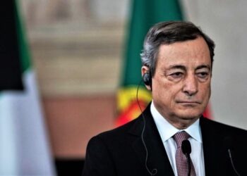 Draghi contestato a Napoli. Il sindaco Manfredi: “Delusione comprensibile”