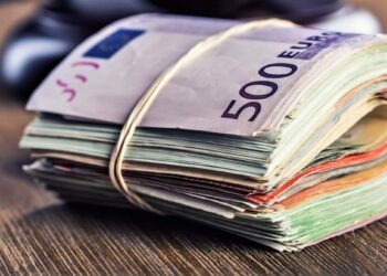 Ragazza straniera trova 1.500 euro in strada e li consegna ai carabinieri