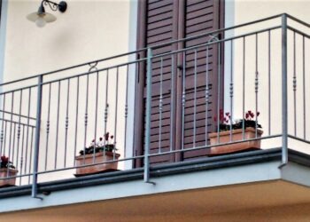 Orrore a Castel Volturno: uomo trovato morto sul balcone di casa