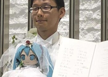 Giappone, uomo si definisce fictosessuale e sposa moglie ologramma