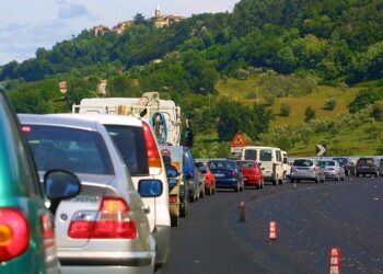 Autostrade, al via il cashback con targa: rimborsi dopo 10 minuti di ritardo