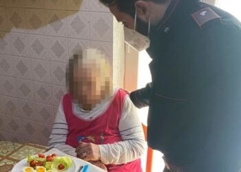 Carabinieri, non solo controlli: i militari preparano il pranzo a 86enne in difficoltà