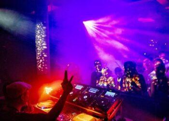 Ischia, il vocalist di una discoteca si rifiuta di eseguire una dedica: picchiato e accoltellato