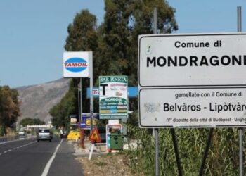 Mondragone, automobilista investe conducente di un monopattino e poi scappa