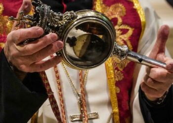 Napoli, miracolo di San Gennaro: il sangue dell’ampolla subito sciolto
