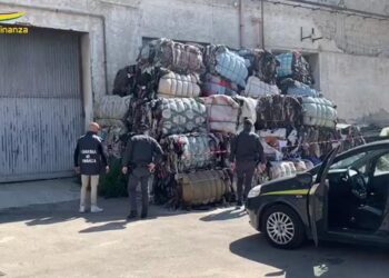 Napoli, sequestrati in un capannone 1.300 tonnellate di abiti usati maleodoranti