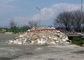 Filmato mentre sversa rifiuti in strada a Qualiano: Identificato e denunciato dai carabinieri