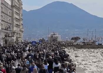 Il turismo riparte con la Pasquetta: pienone a Napoli