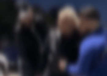 Pianura, gruppo di giovani gettano anziano in un cassonetto dei rifiuti