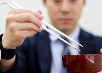 Ideate le bacchette elettriche che modificano la percezione del gusto e insaporiscono il cibo.