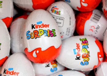 Rischio salmonella collegato alle uova Kinder, l’azienda ritira i lotti sospetti