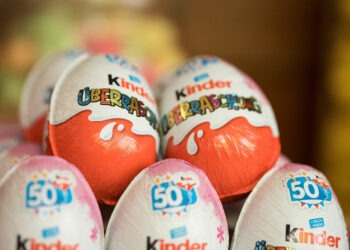 Ferrero, ritirati lotti di Kinder Sorpresa Maxi “Puffi” e “Miraculous”: rischio salmonella