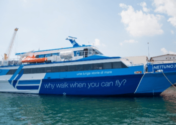 Onda anomala travolge un aliscafo in navigazione tra Ischia e Napoli