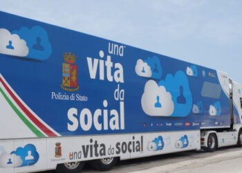 “Una vita da social”: la campagna educativa della Polizia di Stato fa tappa ad Aversa