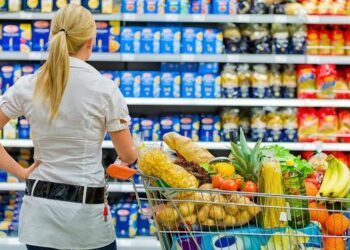 Carrello della spesa sempre più costoso: dal pane all’olio di semi la top ten dei rincari