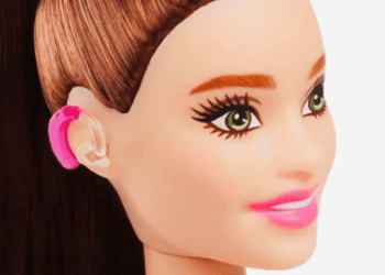 La Barbie con l’apparecchio acustico: un’icona di inclusività