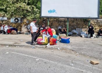 Napoli, incendio di Gianturco: Il Comune accoglie 50 rom. I primi rilevamenti dell’Arpac.