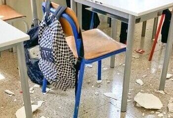 Crolla un pezzo di intonaco nell’aula paura tra bimbi nella scuola Rodari di Caivano