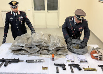 Gragnano, sequestrati 18 chili di droga e armi nascosti in un barile di plastica interrato (Video e foto)