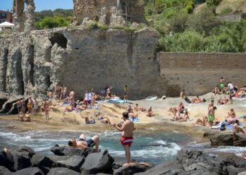 Lite per difendere le fidanzate, finisce a coltellate: due feriti gravi, entrambi minorenni