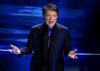 Napoli, Teatro Diana, paura per Massimo Ranieri: cade dal palco durante lo spettacolo