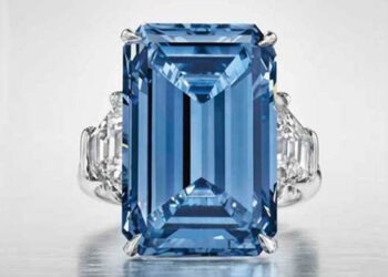 Venduto all’asta per 57,5 milioni di dollari Il più grande diamante blu del mondo