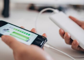 Esplode power bank nello zaino di uno studente: Due 15enni in ospedale