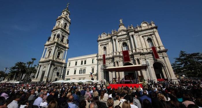 Fedeli al santuario di Pompei (Napoli) in occasione della funzione religiosa della supplica svolta dal cardinale Gualtiero Bassetti, presidente della Confederazione episcopale italiana, 01 ottobre 2017. ANSA / CESARE ABBATE
