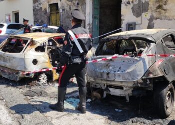 Torre del Greco, carabinieri arrestano 47enne: incendia quattro auto senza motivo
