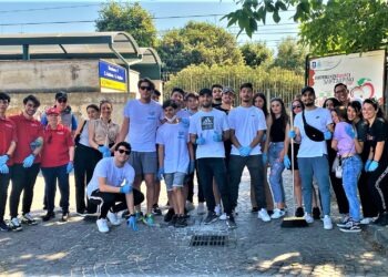 Sant’Arpino, i ragazzi di “Spazio Virale” e “Dimensione Democratica” ripuliscono le strade della città