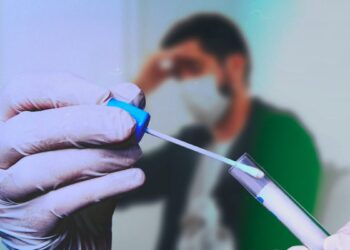 Covid, Iss: reinfezioni con Omicron. Ecco chi rischia di più