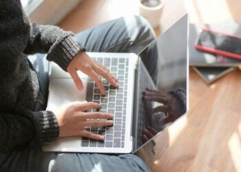 Bonus internet veloce, in arrivo voucher da 300 euro per tutte le famiglie: senza limite Isee