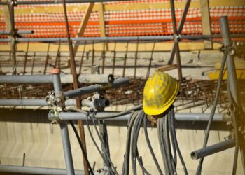 Operaio precipita da 12 metri di altezza: ricoverato in gravi condizioni