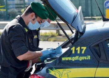 Venditori abusivi col reddito di cittadinanza: scoperti dai Finanzieri alla Reggia di Caserta