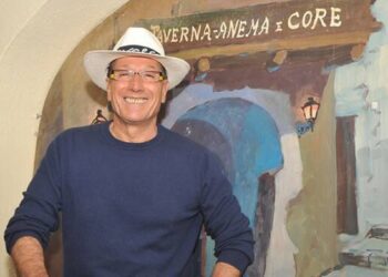 Capri, ultimo saluto a Guido Lembo patron di Anema e Core: commozione e applausi