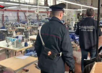 Lavoratori in nero, chiusa ditta che fabbrica borse per grandi firme: denunciata titolare di Melito