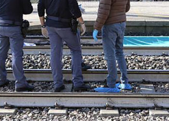 Cadavere trovato sui binari, tratta Napoli-Villa Literno sospesa per 5 ore