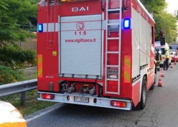 Sant’Arpino, precipita con la sua auto giù dal ponte e finisce sui binari: illeso