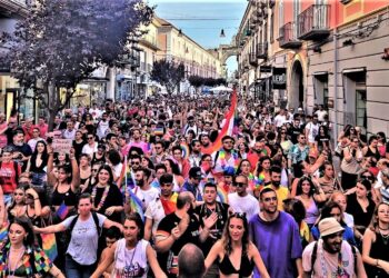 Grande successo per l’Aversa Pride: in migliaia in città per la festa arcobaleno